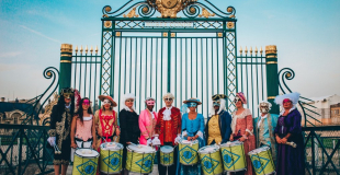Batucada costumée dans le style du carnaval de Venise