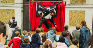 Le Capitaine et ses matelots lèvent l'ancre