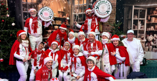 Batucada costumée dans le style de Noël