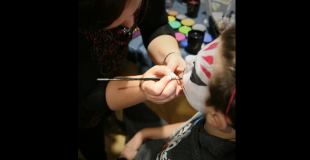 frimoussette artistique - maquillage enfant - fleur arc en ciel et fleur