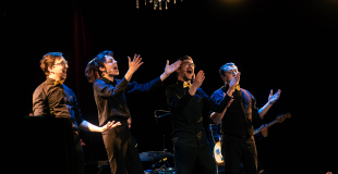 Comédien·nes lors d'un cabaret musical