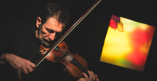 violon et ombres colorées