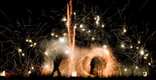 Un incroyable final en artifice, lance flamme et jets d'etincelles !