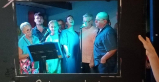 un groupe de chanteurs en pleine action