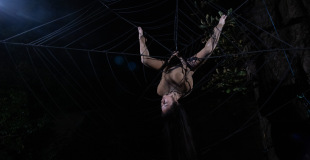 Créature du spectacle THREAD.