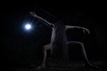 Créature du spectacle THREAD.