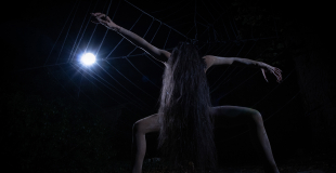 Créature du spectacle THREAD.