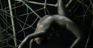 Créature du spectacle THREAD.