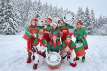 Quelques percussionnistes du groupe Lézard Tape sont habillés en lutin du père Noël dans un décor enneigé