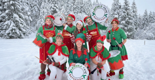 Quelques percussionnistes du groupe Lézard Tape sont habillés en lutin du père Noël dans un décor enneigé