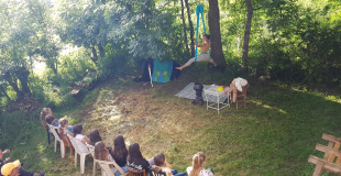 Spectacle sous les arbres