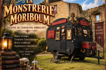 Affiche de La Monstrerie Moriboum, théâtre de curiosité ambulant installé dans une caravane décorée.