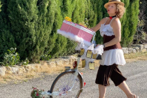 La Monocyclette, Véhicule sonorisé pour chanter en déambulation. Hypermobile...La Monocyclette se promène sur tous les terrains !