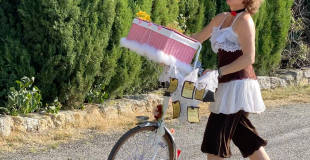 La Monocyclette, Véhicule sonorisé pour chanter en déambulation. Hypermobile...La Monocyclette se promène sur tous les terrains !