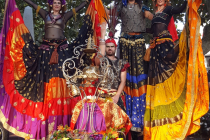 danseuse en échasses, voyage et couleurs