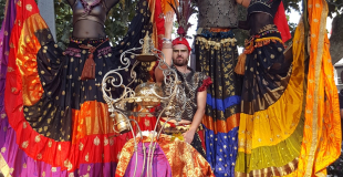 danseuse en échasses, voyage et couleurs