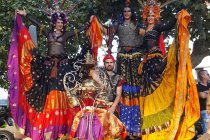 danseuse en échasses, voyage et couleurs