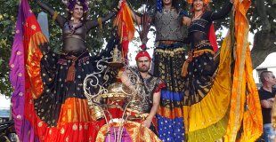 danseuse en échasses, voyage et couleurs