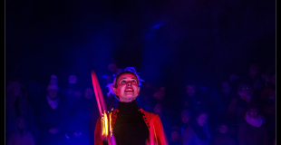 Performance de jonglage hoop, entre rythme et équilibre