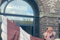 Adélaïde Poux Sur et Sans Mesure devant la mairie