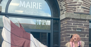 Adélaïde Poux Sur et Sans Mesure devant la mairie