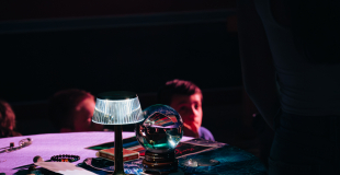 La table de la voyante où a lieu le tour de magie mentale final