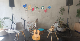 Sophie, chanteuse, musicienne et animatrice de l'atelier