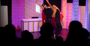 - Je suis la reine de l'asphalte, je n'ai ni barrière ni halte.