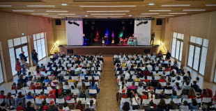 Camion vert dans des grandes salles