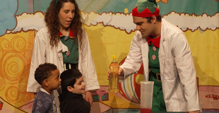 - Et toi, tu vas verser toute l'huile dans le récipient.