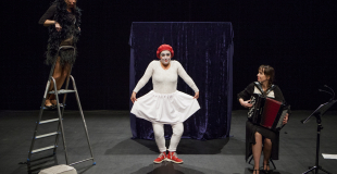 Le trio fait tout pour rendre hommage à Juliette GRECO avec Un petit poisson un petit oiseau