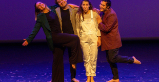 Les vendeurs - scène physique et chorégraphique, humoristique sur la nécessité de vendre