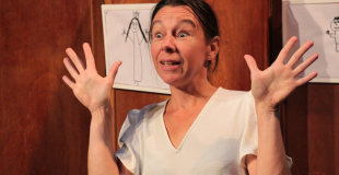 Véra joue à devenir le personnage de la reine (tableau dessiné par un enfant)