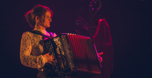 Peggy à l'accordéon