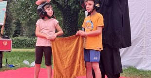 Un moment participatif et drôle avec les enfants dans Le Dompteur de Bulles.
