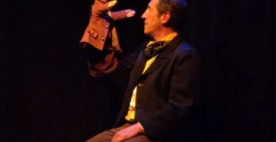 Barthélémy en pleine reflexion avec Guignol, son confident