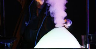 Une sculpture de bulles et de fumée apparaît sous la lumière, comme une expérience d’alchimie poétique.