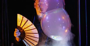 Jeux de reflets, éventail doré et bulles en suspension dans l’univers visuel de BullÔsphères.