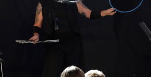 Spectacle extérieur de bulles géantes, entre humour, poésie visuelle et émerveillement du public.