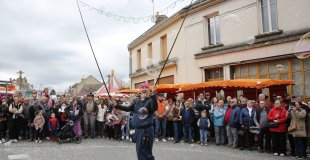 Le Pêcheur de Bulles en déambulation poétique, entouré par le public et les bulles.