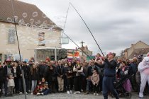 Le Pêcheur de Bulles transforme l’espace public en nuage de bulles devant un large public.