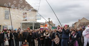 Le Pêcheur de Bulles transforme l’espace public en nuage de bulles devant un large public.