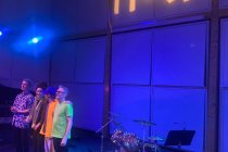 Pendant le salut d'un concert de Plock