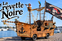 La poupe du Crevette Noire. Un vieux gréement sur le bitume, prêt à lever l'ancre vers sa prochaine aventure.