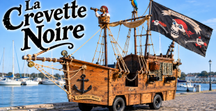 La poupe du Crevette Noire. Un vieux gréement sur le bitume, prêt à lever l'ancre vers sa prochaine aventure.