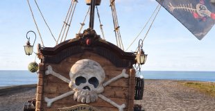 Le Crevette Noire a troqué les océans pour les routes, mais conserve tout l'allure d'un véritable navire pirate.