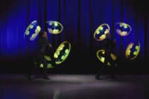 Tableaux lumineux LED personnalisés accompagnant une annonce de vainqueur lors de trophées d'entreprise.