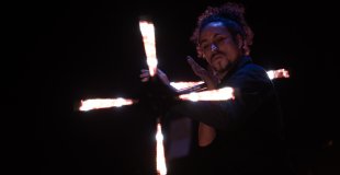 Photo prise pendant le spectacle lumineux dans un domaine du Rhône. La manipulation rapide du staff LED fait apparaitre des images lumineuses lors d'une soirée évènementielle.