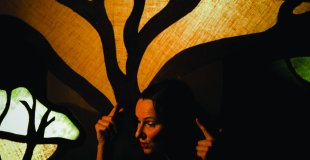 La conteuse dans le décor