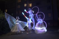 Une création visuelle spectaculaire, modulable de 2 artistes à une grande parade, où chaque costume et chaque agrès lumineux participent à la magie de Noël.